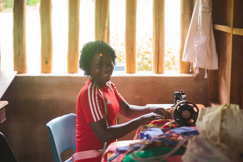 Femme travaillant à la machine à coudre