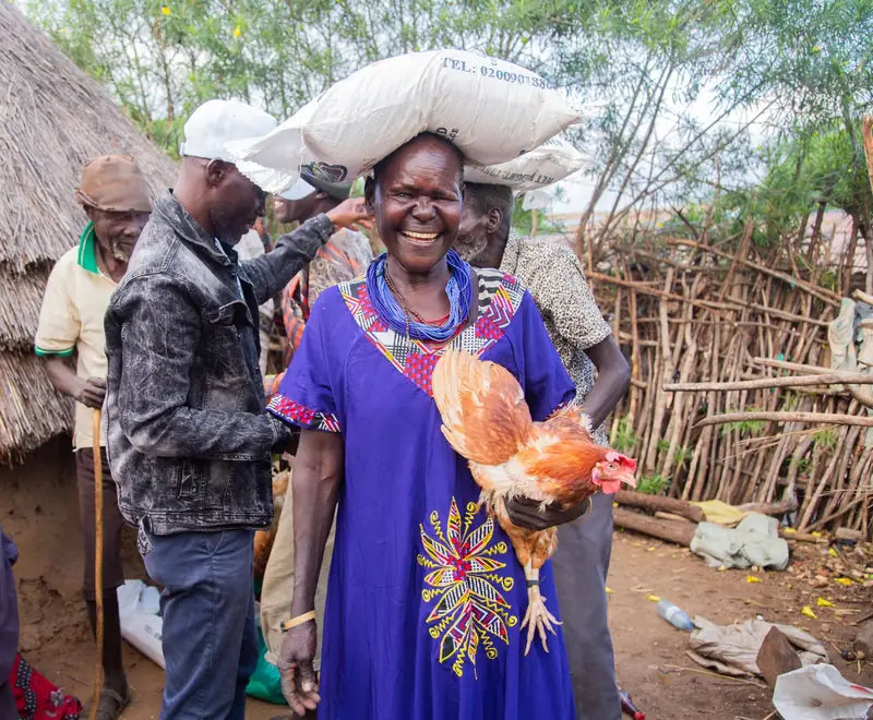 Femme souriante dans un village