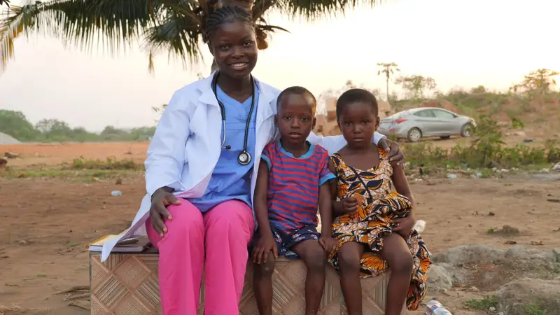 Agente de santé avec deux enfants